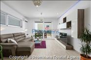 Apartman Sandra sa privatnim bazenom Makarska