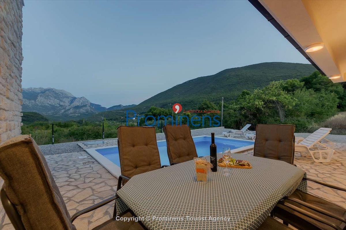 Alleinstehendes Ferienhaus mit Pool und drei Schlafzimmern an der Makarska Riviera. Ideal fuer Familien mit Kindern