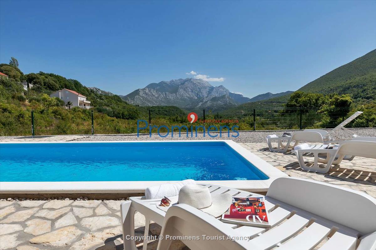 Alleinstehendes Ferienhaus mit Pool und drei Schlafzimmern an der Makarska Riviera. Ideal fuer Familien mit Kindern