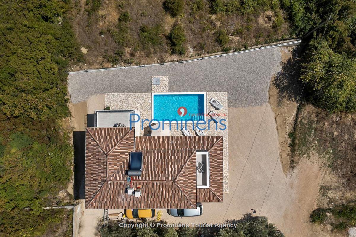 Alleinstehendes Ferienhaus mit Pool und drei Schlafzimmern an der Makarska Riviera. Ideal fuer Familien mit Kindern