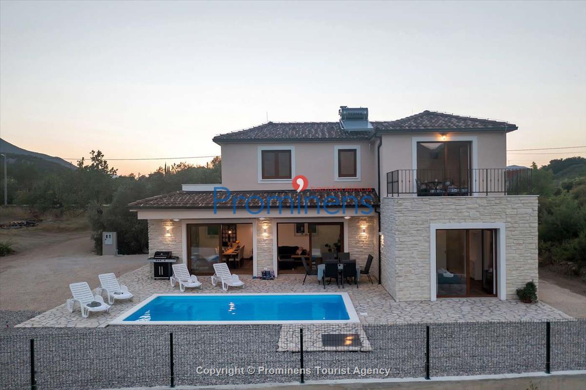 Alleinstehendes Ferienhaus mit Pool und drei Schlafzimmern an der Makarska Riviera. Ideal fuer Familien mit Kindern