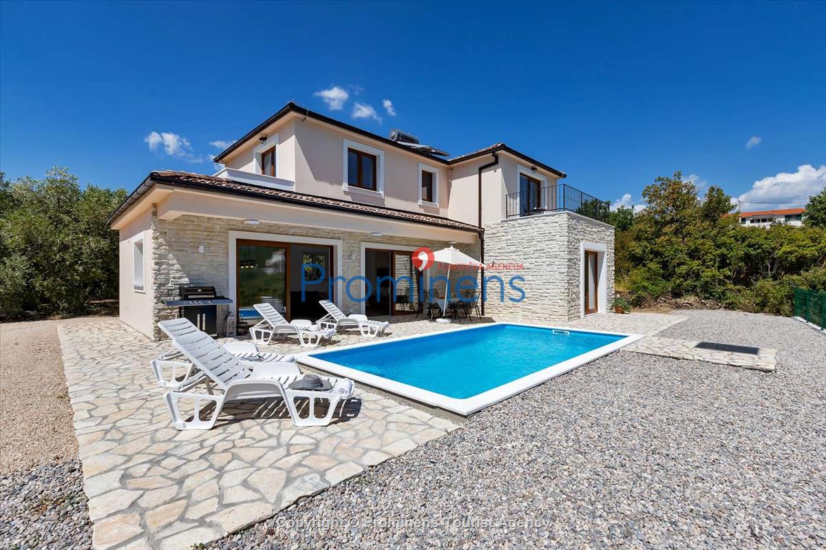 Alleinstehendes Ferienhaus mit Pool und drei Schlafzimmern an der Makarska Riviera. Ideal fuer Familien mit Kindern