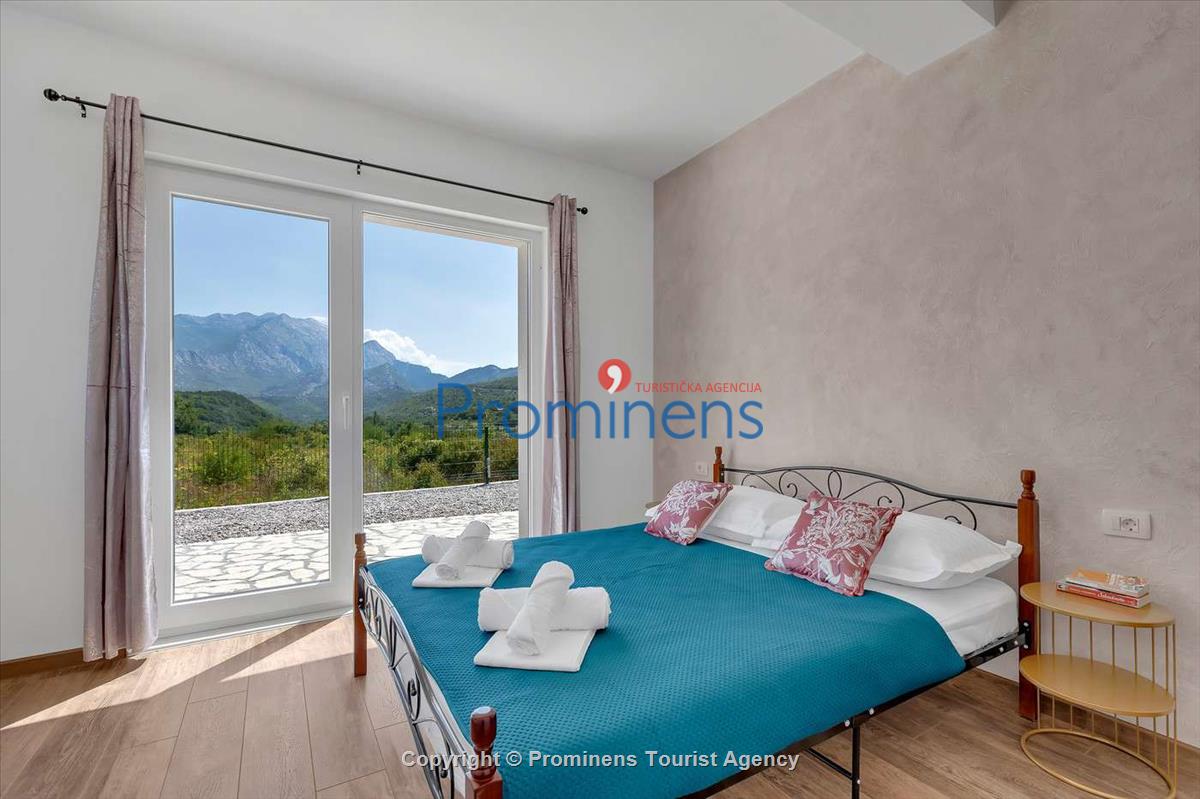 Alleinstehendes Ferienhaus mit Pool und drei Schlafzimmern an der Makarska Riviera. Ideal fuer Familien mit Kindern