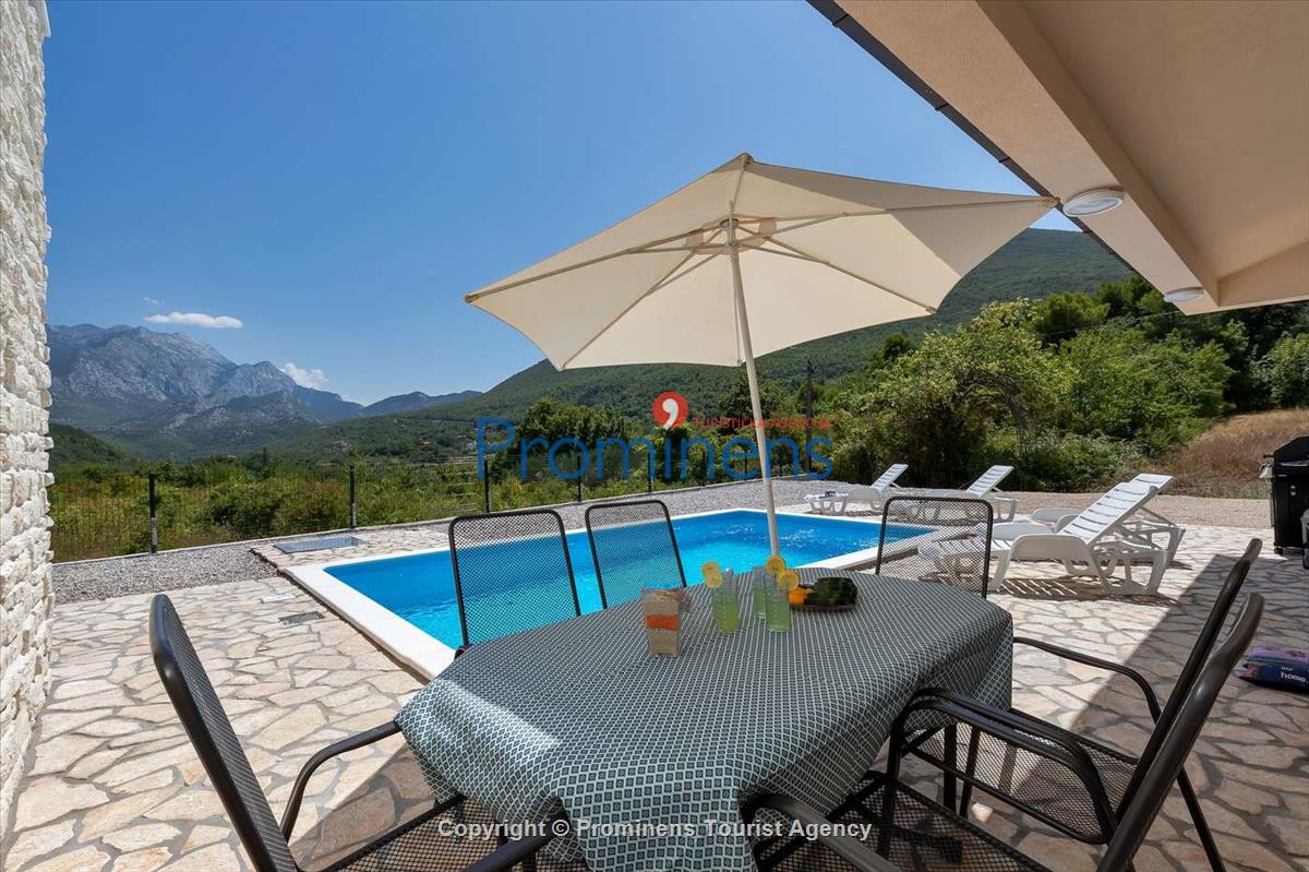 Alleinstehendes Ferienhaus mit Pool und drei Schlafzimmern an der Makarska Riviera. Ideal fuer Familien mit Kindern