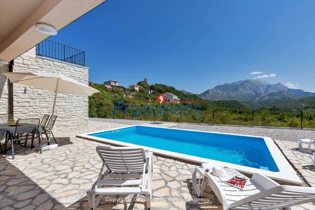 Alleinstehendes Ferienhaus mit Pool und drei Schlafzimmern an der Makarska Riviera. Ideal fuer Familien mit Kindern