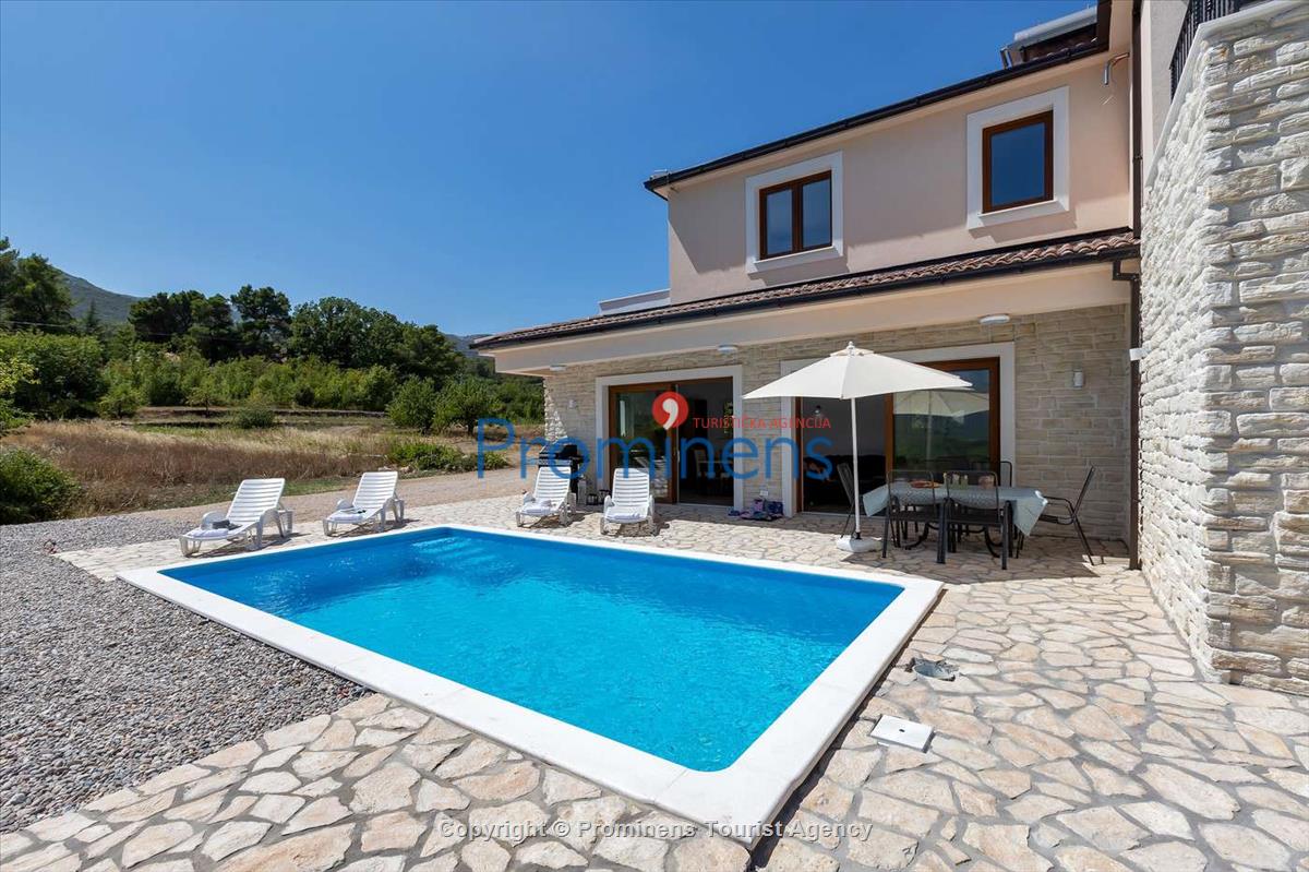 Alleinstehendes Ferienhaus mit Pool und drei Schlafzimmern an der Makarska Riviera. Ideal fuer Familien mit Kindern