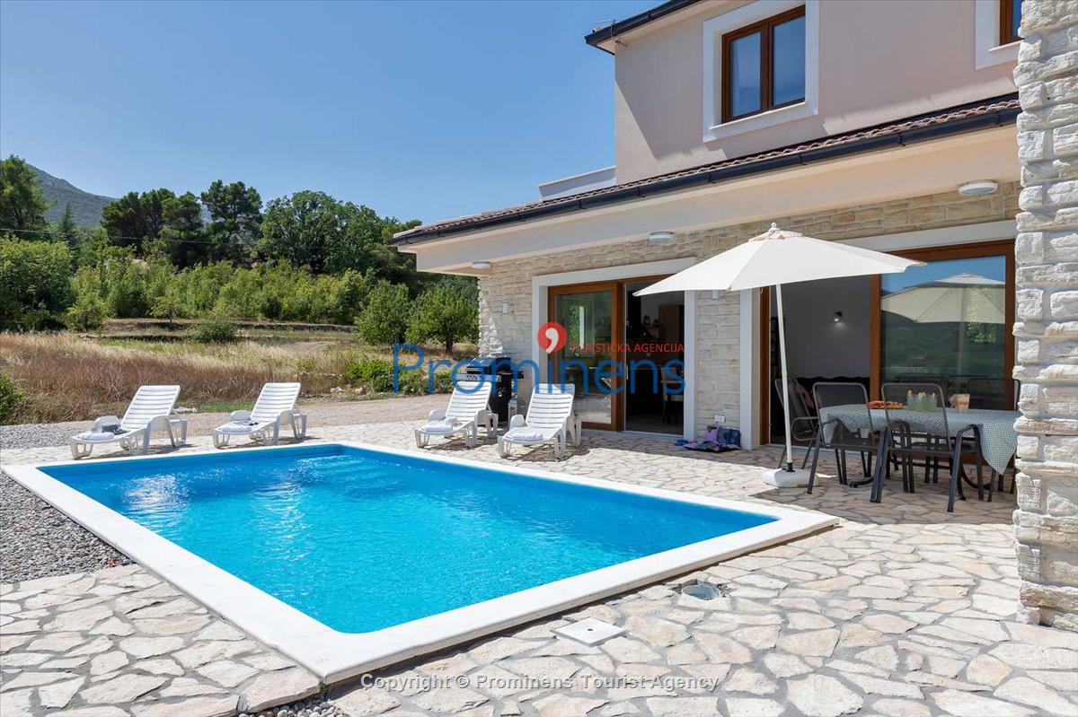 Alleinstehendes Ferienhaus mit Pool und drei Schlafzimmern an der Makarska Riviera. Ideal fuer Familien mit Kindern