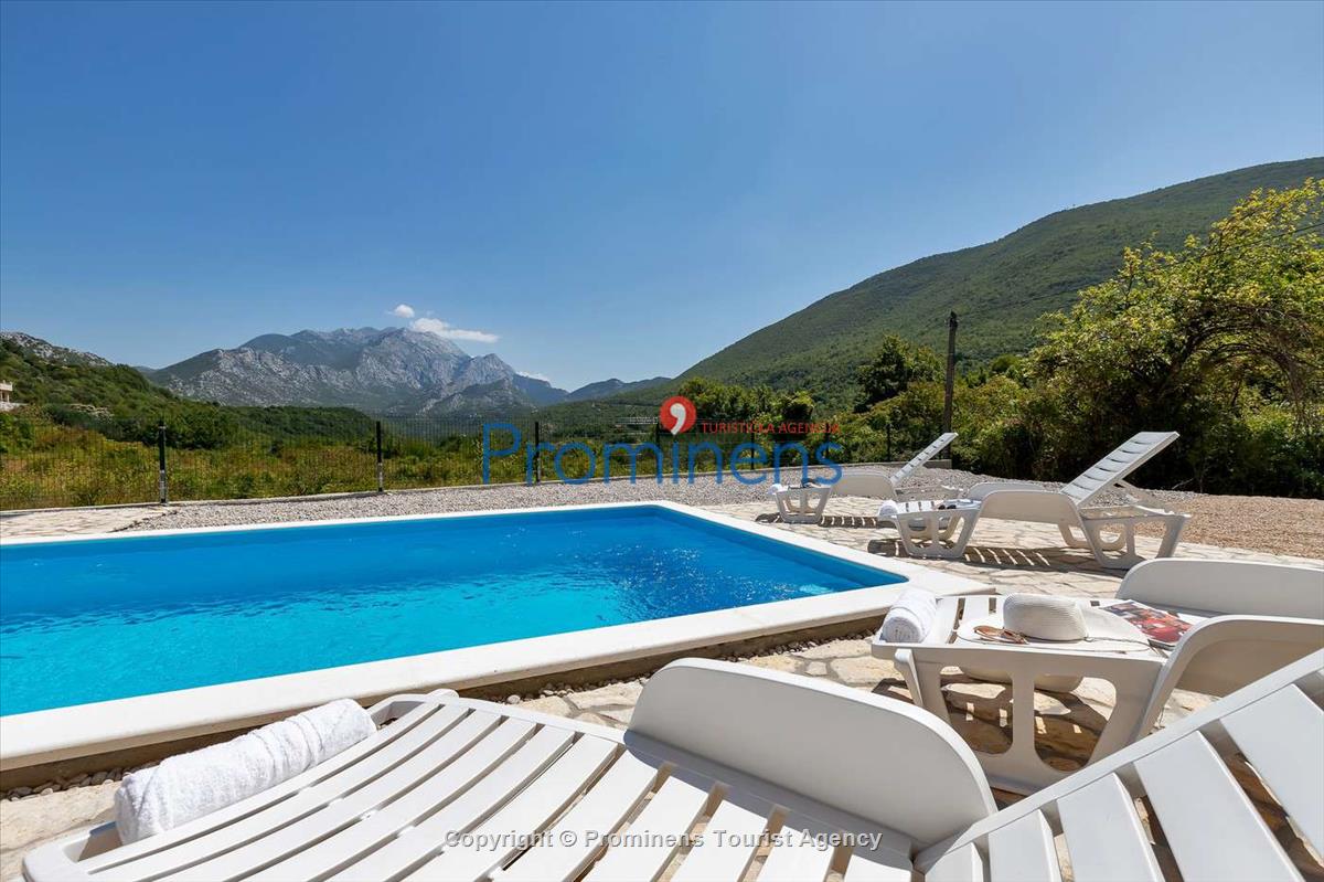 Alleinstehendes Ferienhaus mit Pool und drei Schlafzimmern an der Makarska Riviera. Ideal fuer Familien mit Kindern