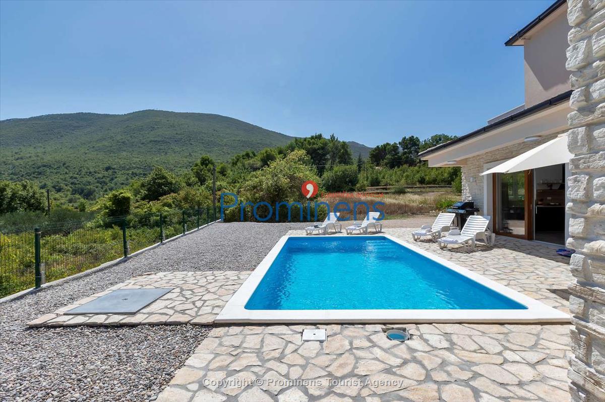 Alleinstehendes Ferienhaus mit Pool und drei Schlafzimmern an der Makarska Riviera. Ideal fuer Familien mit Kindern