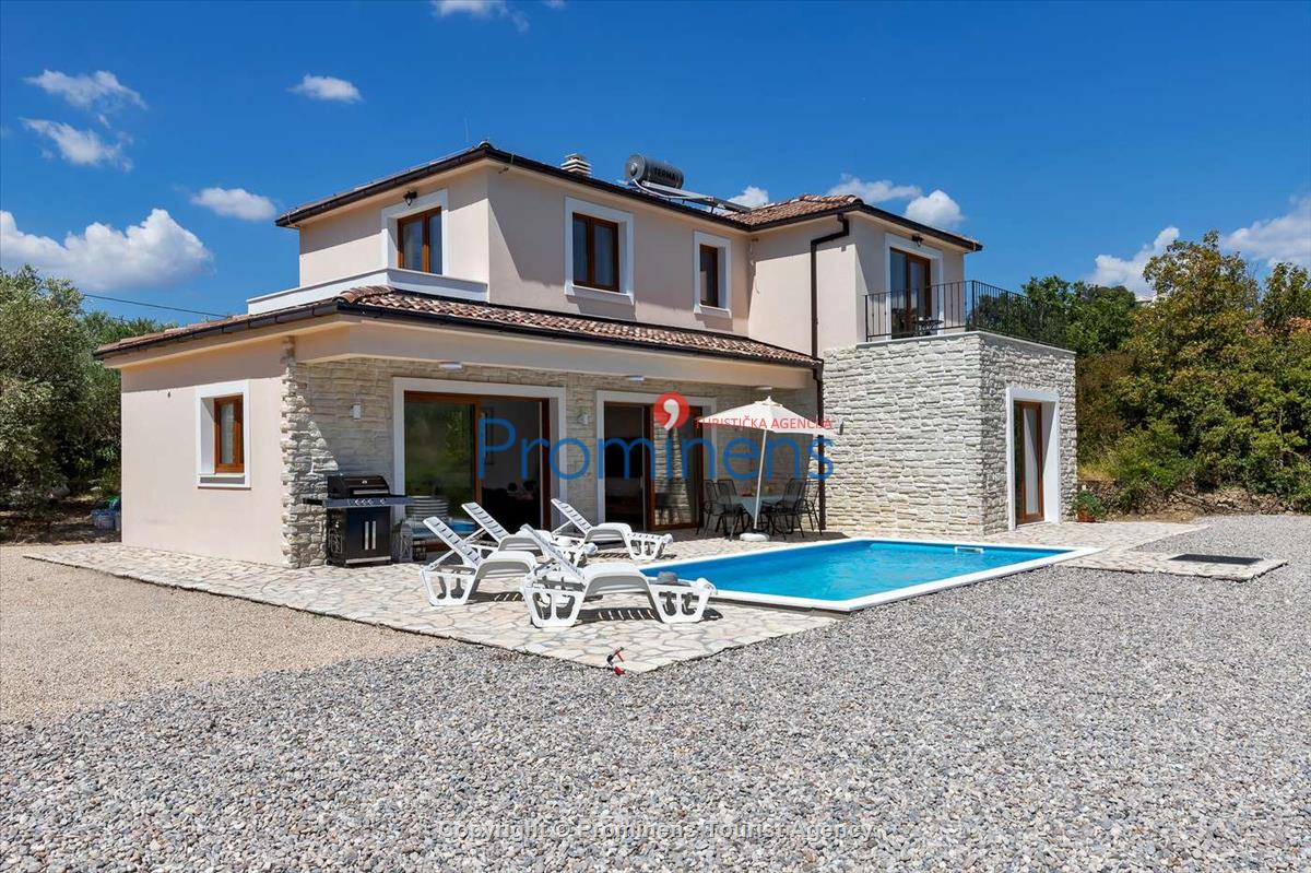 Alleinstehendes Ferienhaus mit Pool und drei Schlafzimmern an der Makarska Riviera. Ideal fuer Familien mit Kindern