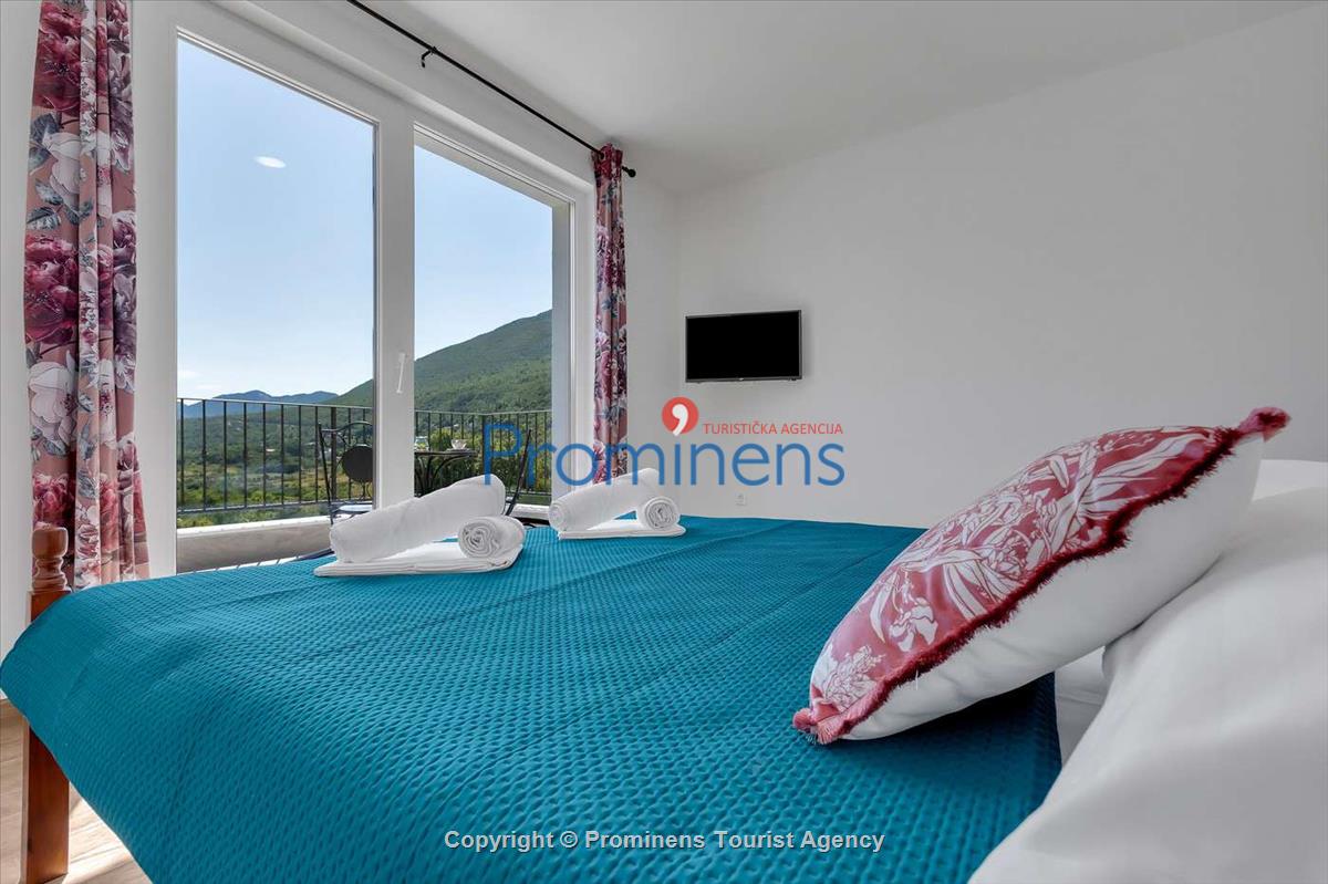 Alleinstehendes Ferienhaus mit Pool und drei Schlafzimmern an der Makarska Riviera. Ideal fuer Familien mit Kindern