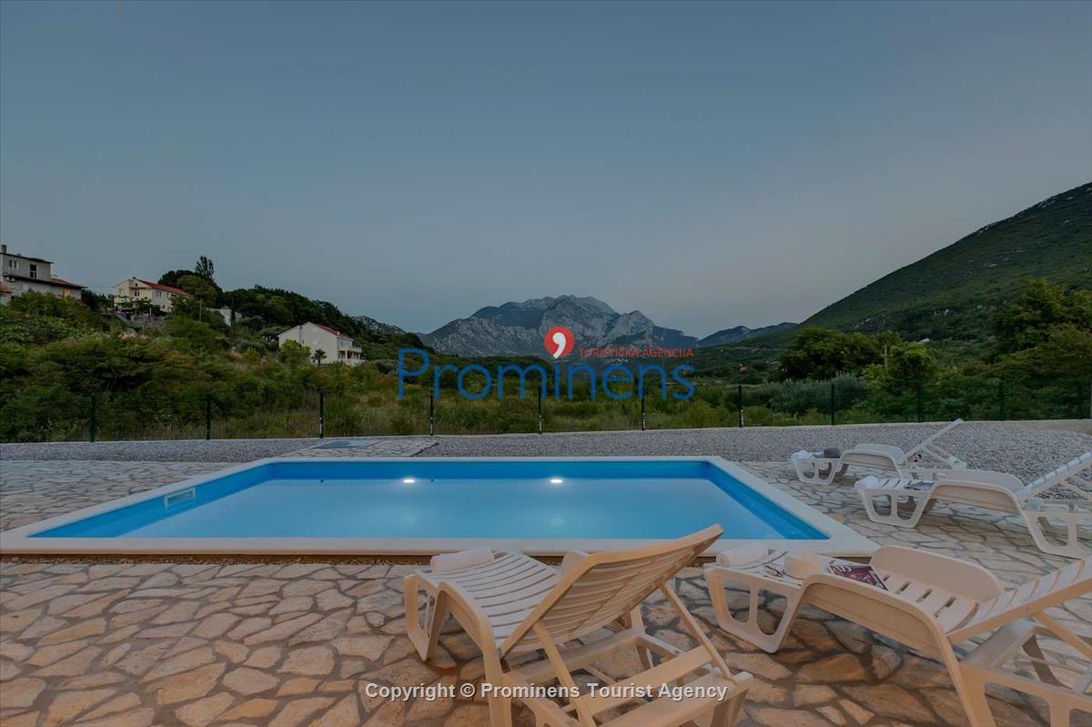 Alleinstehendes Ferienhaus mit Pool und drei Schlafzimmern an der Makarska Riviera. Ideal fuer Familien mit Kindern