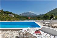 Alleinstehendes Ferienhaus mit Pool und drei Schlafzimmern an der Makarska Riviera. Ideal fuer Familien mit Kindern