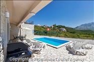 Alleinstehendes Ferienhaus mit Pool und drei Schlafzimmern an der Makarska Riviera. Ideal fuer Familien mit Kindern