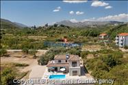 Alleinstehendes Ferienhaus mit Pool und drei Schlafzimmern an der Makarska Riviera. Ideal fuer Familien mit Kindern