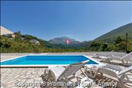 Alleinstehendes Ferienhaus mit Pool und drei Schlafzimmern an der Makarska Riviera. Ideal fuer Familien mit Kindern