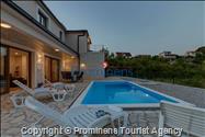 Alleinstehendes Ferienhaus mit Pool und drei Schlafzimmern an der Makarska Riviera. Ideal fuer Familien mit Kindern