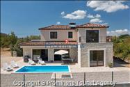 Alleinstehendes Ferienhaus mit Pool und drei Schlafzimmern an der Makarska Riviera. Ideal fuer Familien mit Kindern