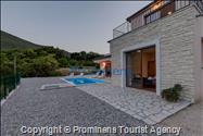 Alleinstehendes Ferienhaus mit Pool und drei Schlafzimmern an der Makarska Riviera. Ideal fuer Familien mit Kindern