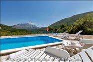 Alleinstehendes Ferienhaus mit Pool und drei Schlafzimmern an der Makarska Riviera. Ideal fuer Familien mit Kindern