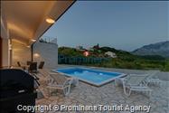 Alleinstehendes Ferienhaus mit Pool und drei Schlafzimmern an der Makarska Riviera. Ideal fuer Familien mit Kindern