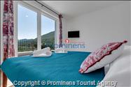 Alleinstehendes Ferienhaus mit Pool und drei Schlafzimmern an der Makarska Riviera. Ideal fuer Familien mit Kindern