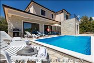 Alleinstehendes Ferienhaus mit Pool und drei Schlafzimmern an der Makarska Riviera. Ideal fuer Familien mit Kindern