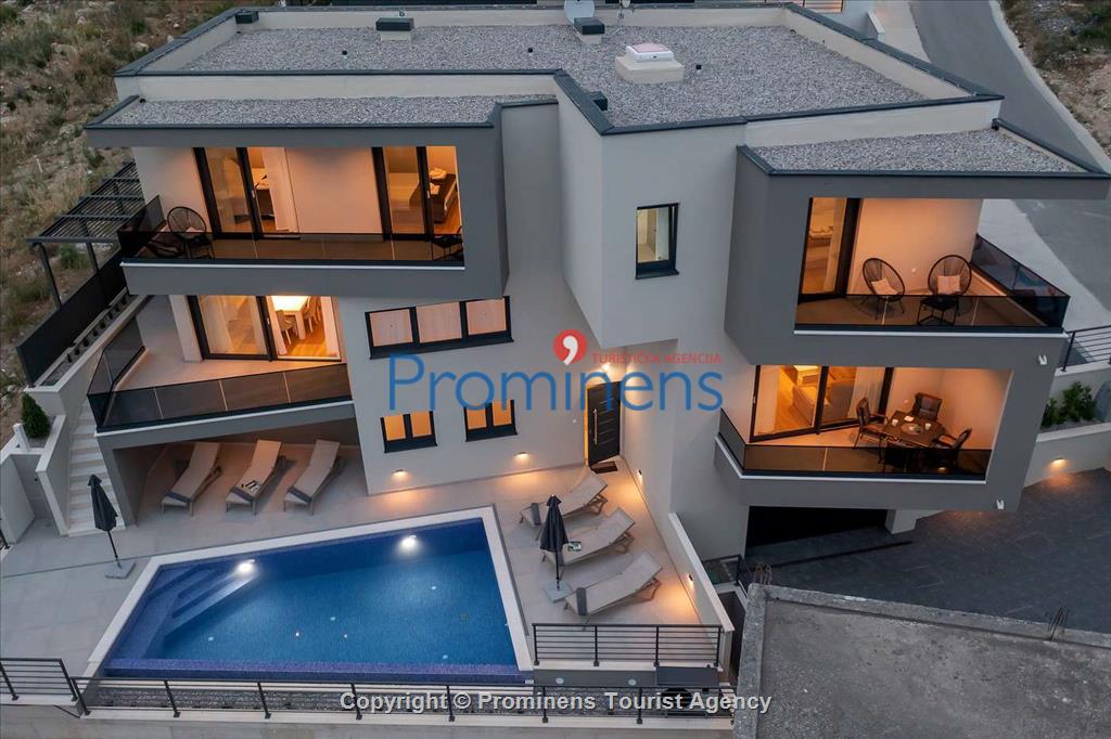 Villa VIP Makarska - Luksuzna oaza s 4 spavaće sobe, grijanim bazenom, terasama i garažom.