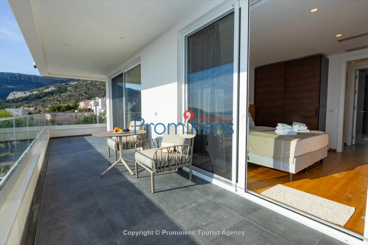 Luxus Penthouse Sara mit Meerblick, Dachterrasse mit Whirlpool, Sonnenliegen, Essbereich und Küche,  Parkplatz , E Ladestation inklusive. 