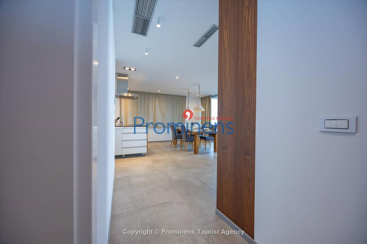Luxus Penthouse Sara mit Meerblick, Dachterrasse mit Whirlpool, Sonnenliegen, Essbereich und Küche,  Parkplatz , E Ladestation inklusive. 