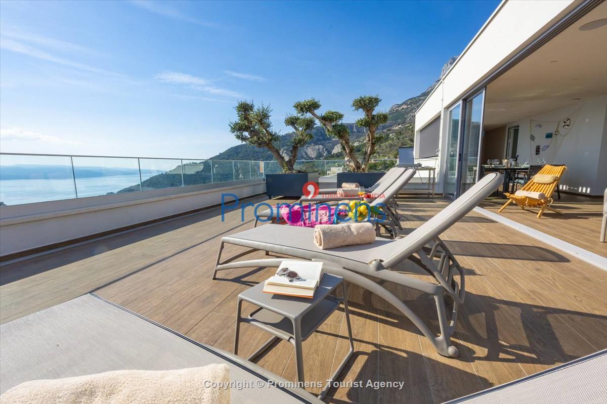 Luxus Penthouse Sara mit Meerblick, Dachterrasse mit Whirlpool, Sonnenliegen, Essbereich und Küche,  Parkplatz , E Ladestation inklusive. 