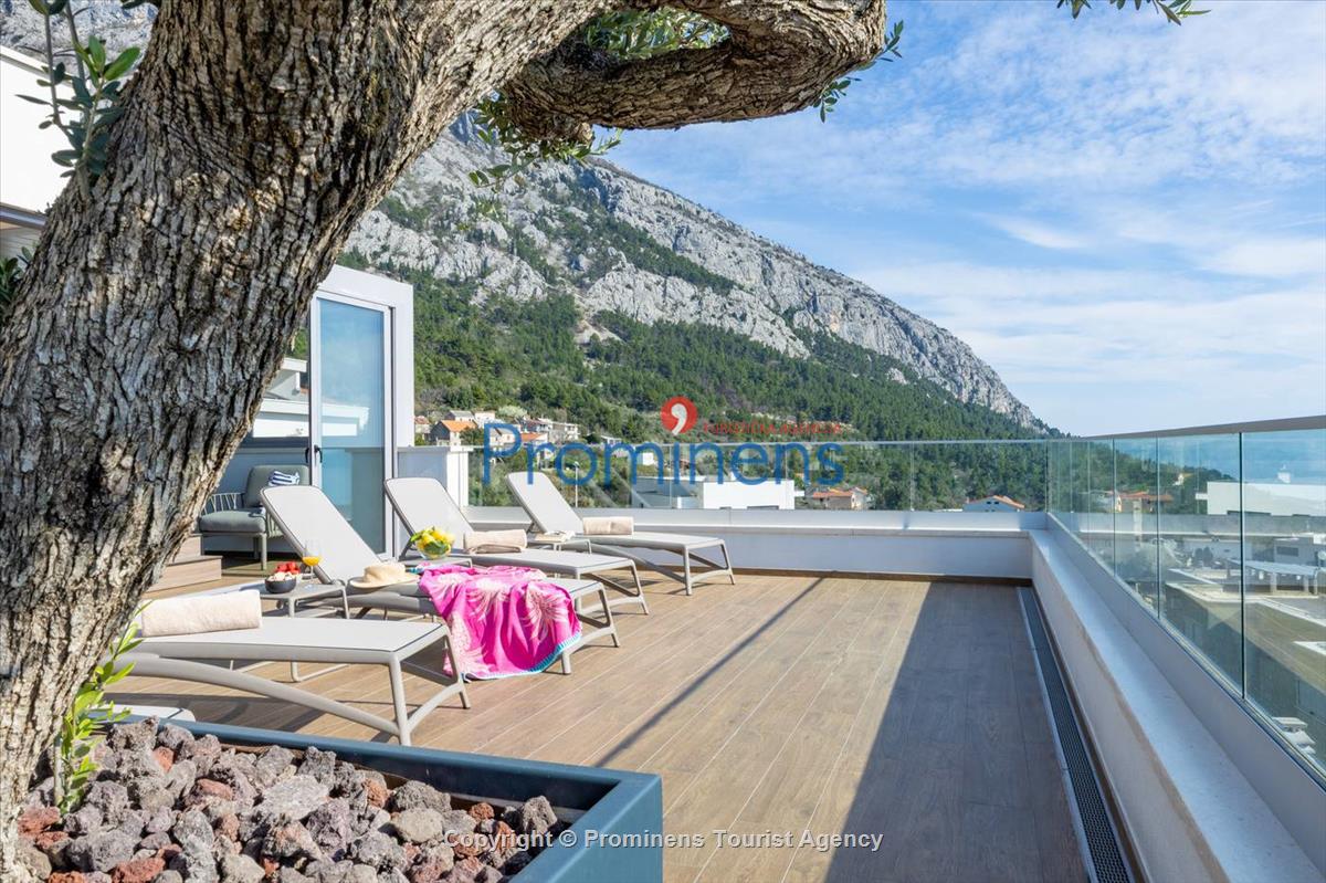 Luxus Penthouse Sara mit Meerblick, Dachterrasse mit Whirlpool, Sonnenliegen, Essbereich und Küche,  Parkplatz , E Ladestation inklusive. 