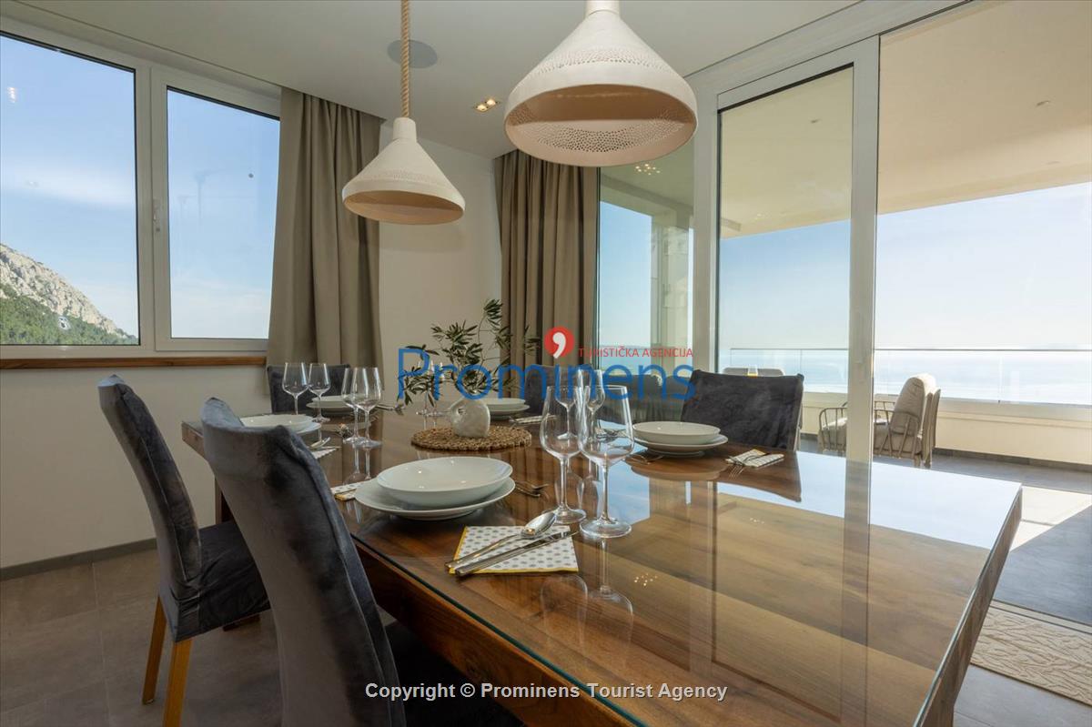 Luxus Penthouse Sara mit Meerblick, Dachterrasse mit Whirlpool, Sonnenliegen, Essbereich und Küche,  Parkplatz , E Ladestation inklusive. 