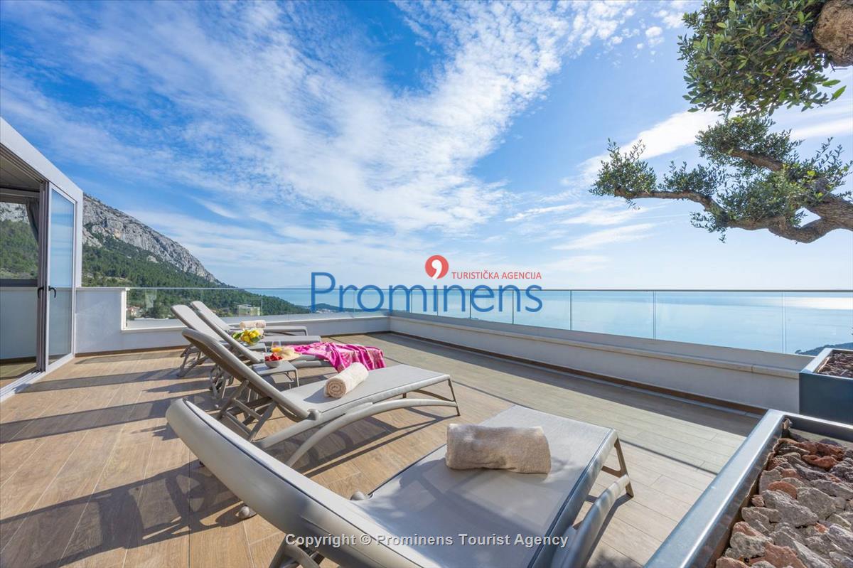 Luxus Penthouse Sara mit Meerblick, Dachterrasse mit Whirlpool, Sonnenliegen, Essbereich und Küche,  Parkplatz , E Ladestation inklusive. 