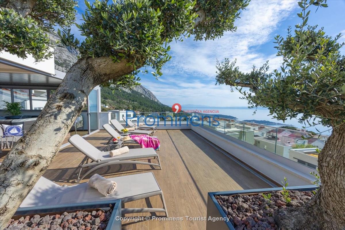 Luxus Penthouse Sara mit Meerblick, Dachterrasse mit Whirlpool, Sonnenliegen, Essbereich und Küche,  Parkplatz , E Ladestation inklusive. 