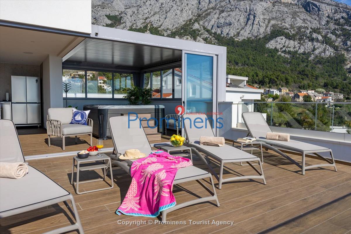 Luxus Penthouse Sara mit Meerblick, Dachterrasse mit Whirlpool, Sonnenliegen, Essbereich und Küche,  Parkplatz , E Ladestation inklusive. 