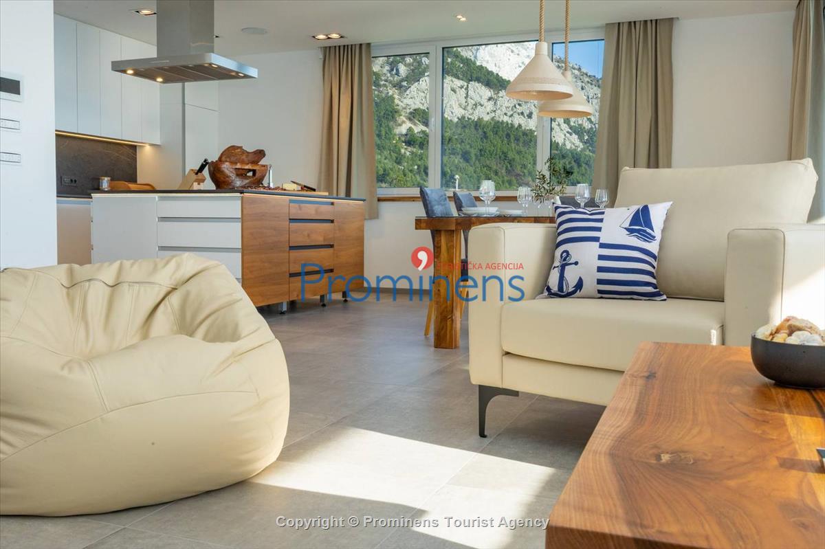 Luxus Penthouse Sara mit Meerblick, Dachterrasse mit Whirlpool, Sonnenliegen, Essbereich und Küche,  Parkplatz , E Ladestation inklusive. 