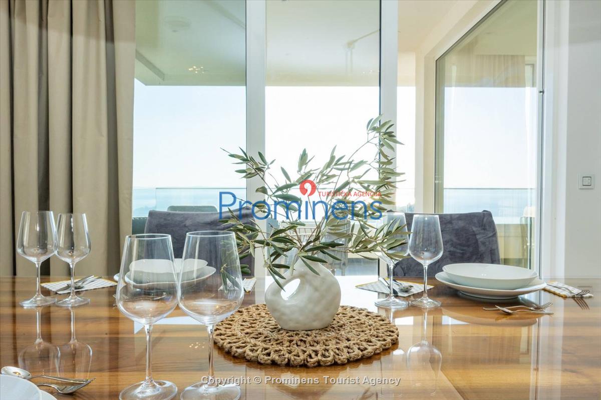 Luxus Penthouse Sara mit Meerblick, Dachterrasse mit Whirlpool, Sonnenliegen, Essbereich und Küche,  Parkplatz , E Ladestation inklusive. 