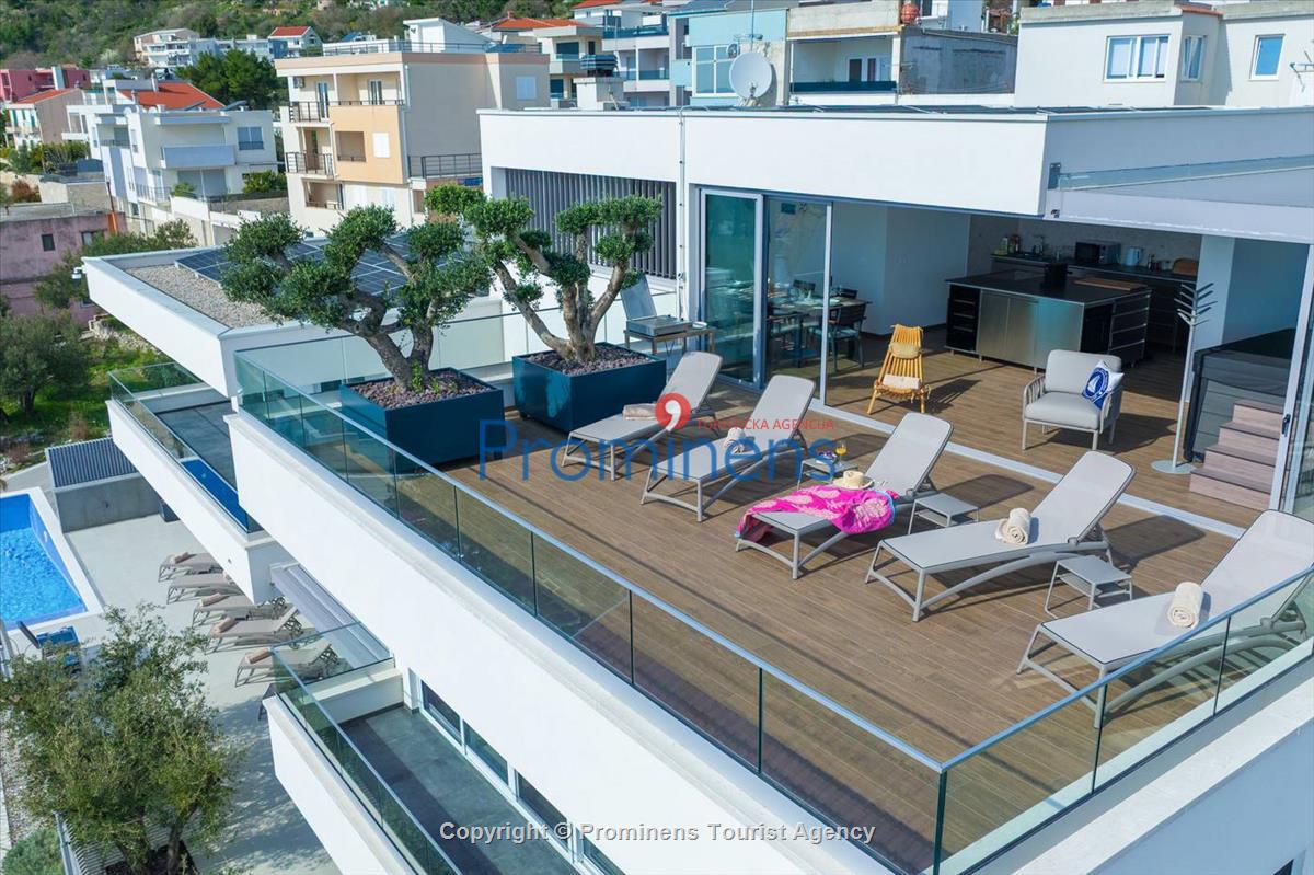 Luxus Penthouse Sara mit Meerblick, Dachterrasse mit Whirlpool, Sonnenliegen, Essbereich und Küche,  Parkplatz , E Ladestation inklusive. 