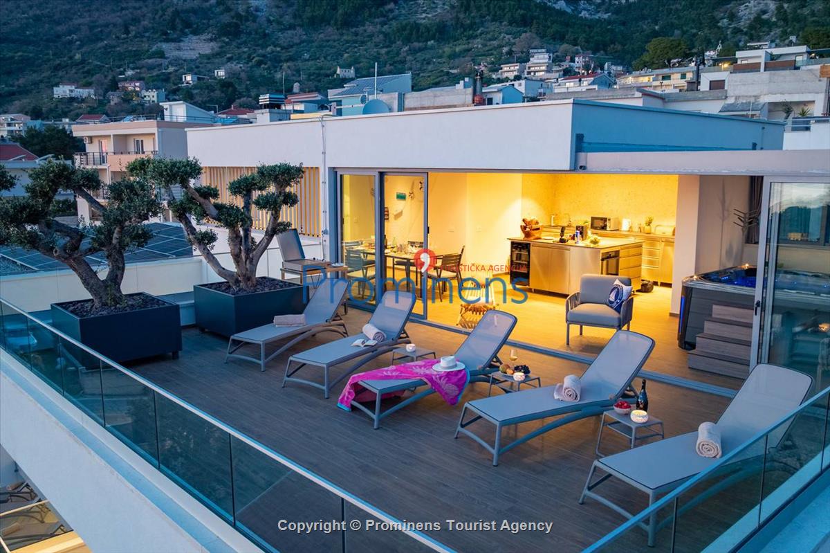 Luxus Penthouse Sara mit Meerblick, Dachterrasse mit Whirlpool, Sonnenliegen, Essbereich und Küche,  Parkplatz , E Ladestation inklusive. 