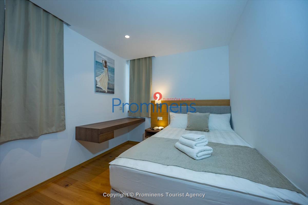 Luxus Penthouse Sara mit Meerblick, Dachterrasse mit Whirlpool, Sonnenliegen, Essbereich und Küche,  Parkplatz , E Ladestation inklusive. 