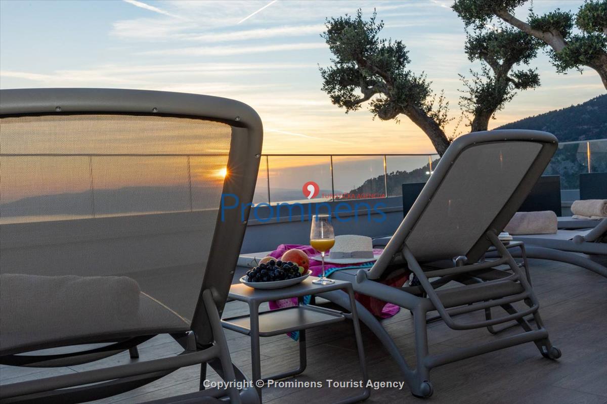 Luxus Penthouse Sara mit Meerblick, Dachterrasse mit Whirlpool, Sonnenliegen, Essbereich und Küche,  Parkplatz , E Ladestation inklusive. 