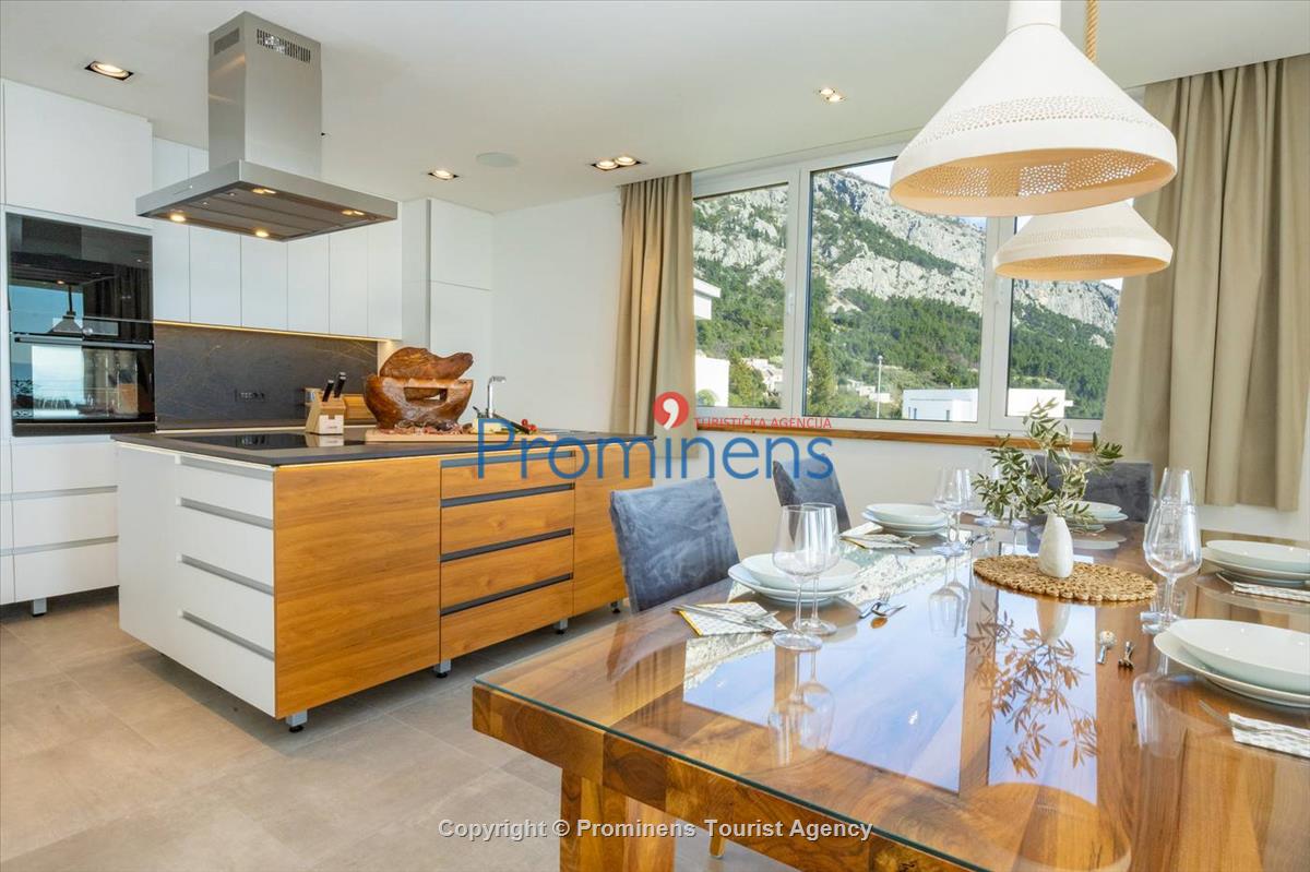 Luxus Penthouse Sara mit Meerblick, Dachterrasse mit Whirlpool, Sonnenliegen, Essbereich und Küche,  Parkplatz , E Ladestation inklusive. 