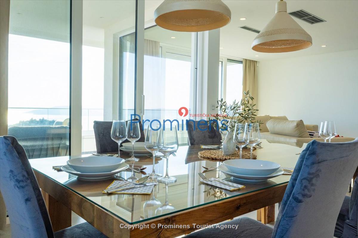 Luxus Penthouse Sara mit Meerblick, Dachterrasse mit Whirlpool, Sonnenliegen, Essbereich und Küche,  Parkplatz , E Ladestation inklusive. 