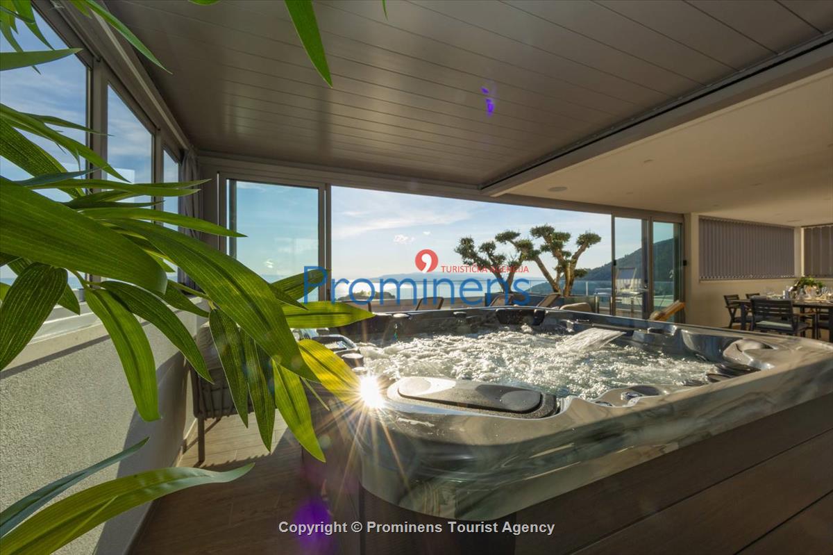 Luxus Penthouse Sara mit Meerblick, Dachterrasse mit Whirlpool, Sonnenliegen, Essbereich und Küche,  Parkplatz , E Ladestation inklusive. 