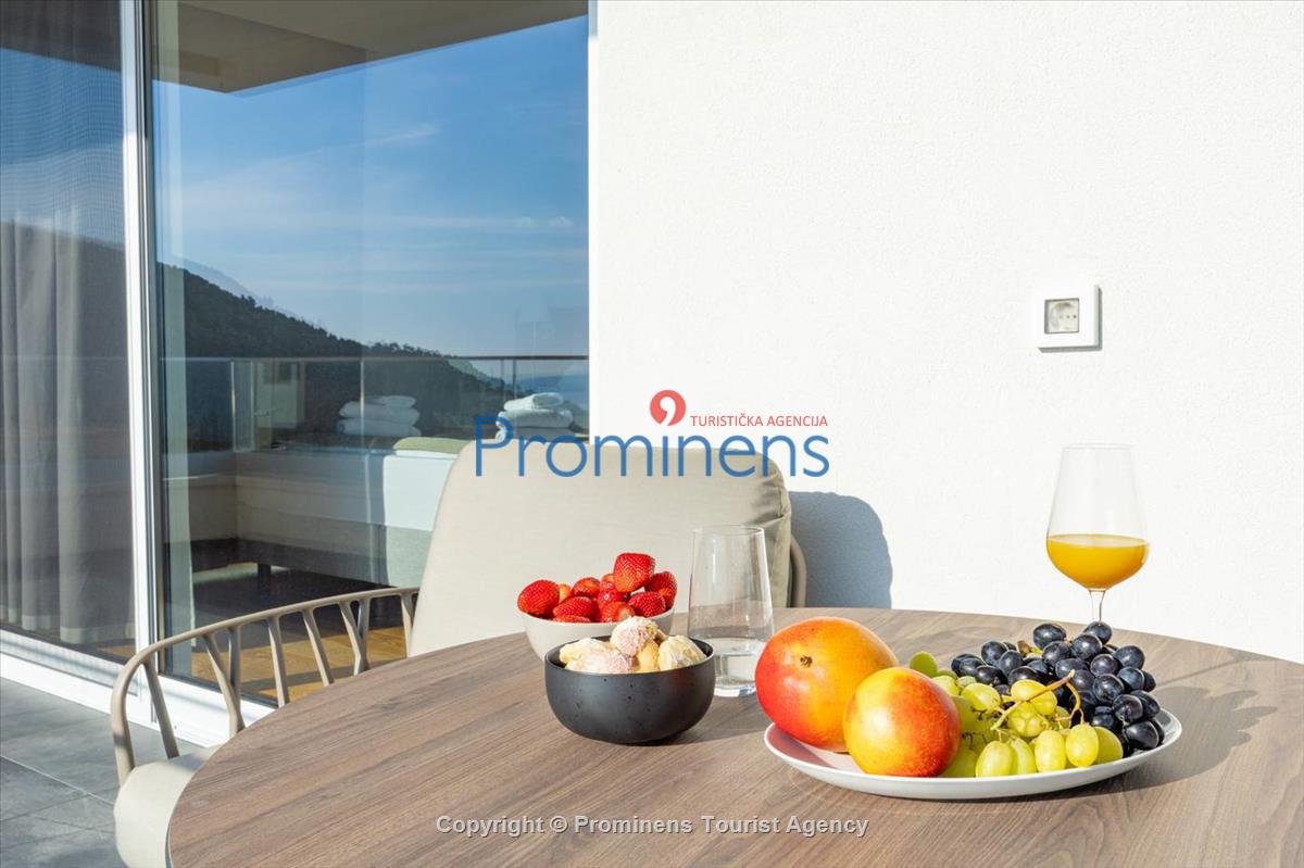 Luxus Penthouse Sara mit Meerblick, Dachterrasse mit Whirlpool, Sonnenliegen, Essbereich und Küche,  Parkplatz , E Ladestation inklusive. 