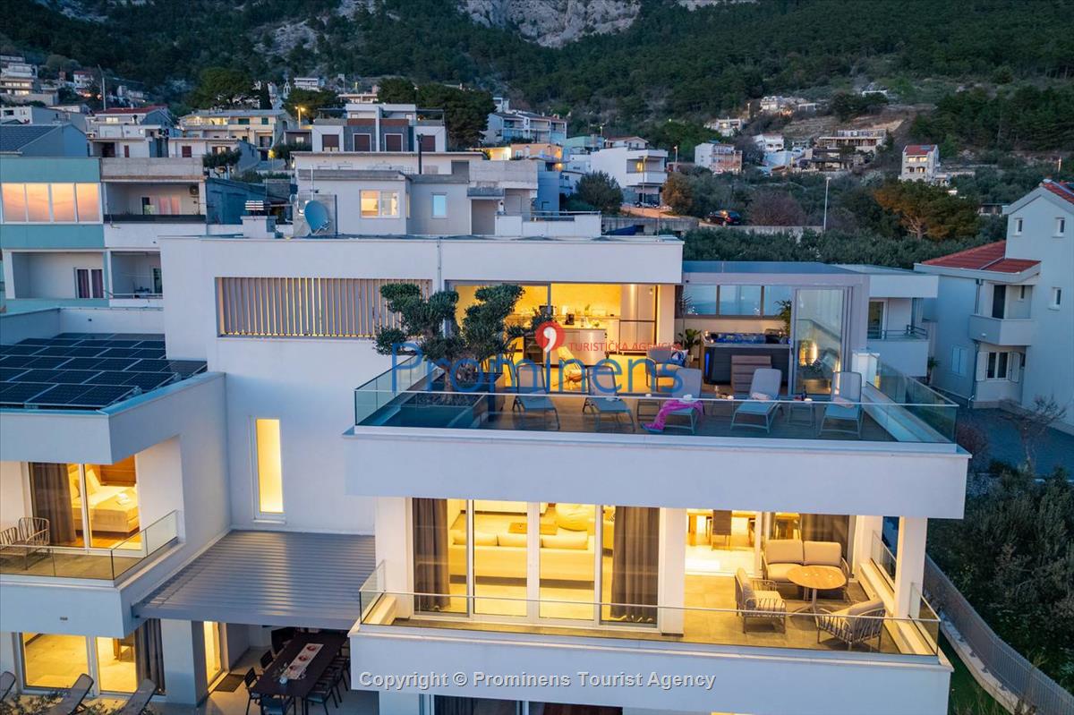 Luxus Penthouse Sara mit Meerblick, Dachterrasse mit Whirlpool, Sonnenliegen, Essbereich und Küche,  Parkplatz , E Ladestation inklusive. 