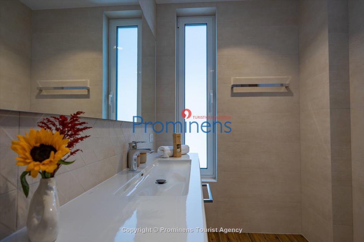 Luxus Penthouse Sara mit Meerblick, Dachterrasse mit Whirlpool, Sonnenliegen, Essbereich und Küche,  Parkplatz , E Ladestation inklusive. 