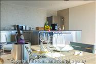 Luxus Penthouse Sara mit Meerblick, Dachterrasse mit Whirlpool, Sonnenliegen, Essbereich und Küche,  Parkplatz , E Ladestation inklusive. 