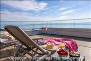 Luxus Penthouse Sara mit Meerblick, Dachterrasse mit Whirlpool, Sonnenliegen, Essbereich und Küche,  Parkplatz , E Ladestation inklusive. 